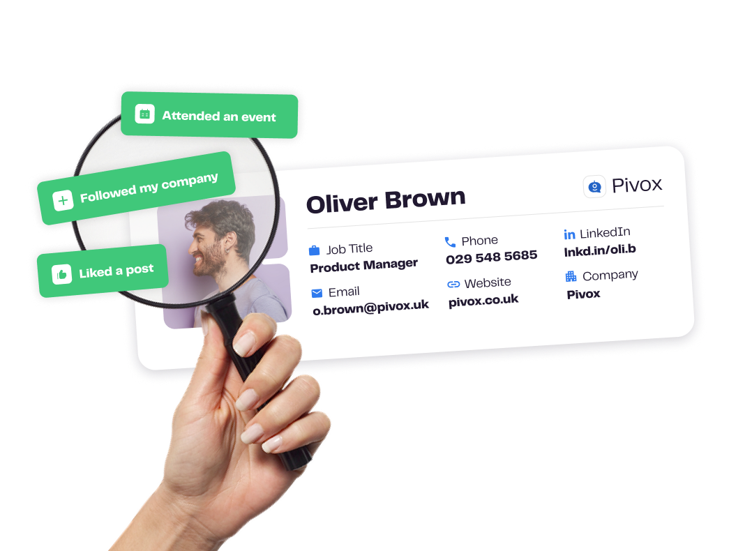 Uma mão segura uma lupa sobre um cartão de perfil de uma ferramenta, provavelmente La Growth Machine, mostrando intenções do LinkedIn.